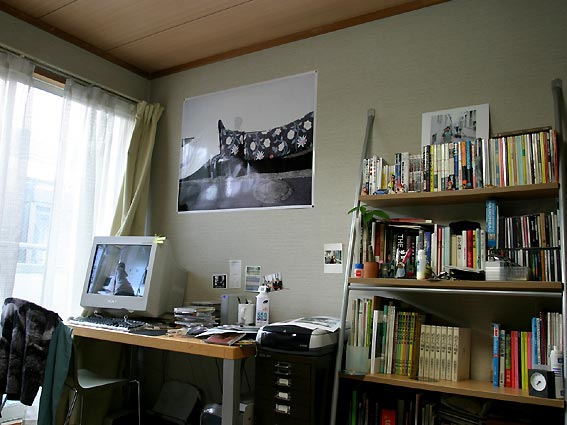 2003年頃の自宅アパート。書棚には『広告批評』とアラーキーの写真集と椎名林檎のCD。